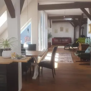 helle-dachgeschosswohnung-fur-8-personen-in-zentraler-lage.find-berlin-hotels.com/